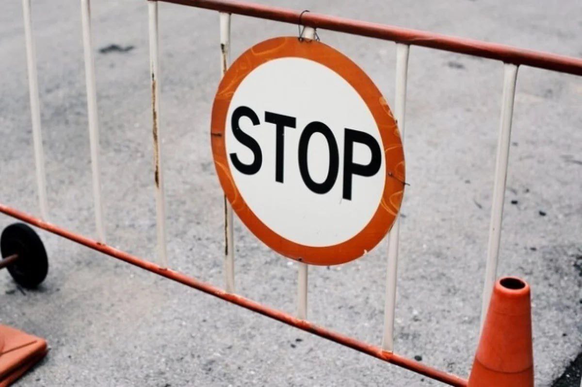 Ремонт дорожного покрытия ограничил движение к аэропорту Владивостока 10 ноября начался ремонт дорожного покрытия на трассе к аэропорту Владивостока в районе автоматического пункта весогабаритного контроля Филиал Надеждинский проведёт работы последовательно по полосам сначала перекроют крайнюю правую полосу затем ограничения переместят на встречное направление Водителям советуют учитывать изменения при планировании маршрута использовать альтернативный путь через посёлок Угловое и быть готовыми к временным неудобствам из за работ