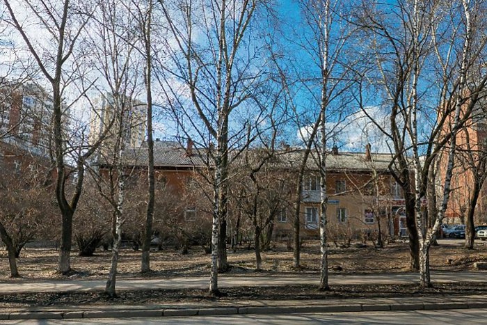 Власти Екатеринбурга собираются снести ещё несколько домов на Вторчермете В рамках проекта комплексного развития территории на Вторчермете под снос пойдут 13 многоквартирных домов Об этом сообщает пресс служба городской администрации Речь идёт об участке в квартале Селькоровской Мусоргского Газорезчиков переулка Обходного Окружной Однако многоэтажный дом 64а на Селькоровской в этих границах будет сохранён По проекту предусмотрено строительство детского сада и спортивного учреждения Планируется что инвестором будет разработана проектно сметная документация для проведения капитального ремонта школы 21 На участке предусмотрено благоустройство территории обустройство дорог пешеходных переходов бульваров велодорожек и объектов велотранспортной инфраструктуры размещение малых архитектурных форм и озеленение отметили в городской администрации uralweb ru