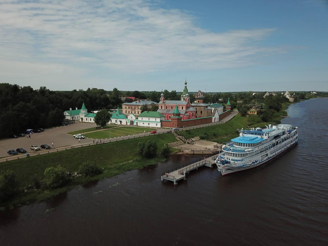 Туристы стали чаще путешествовать в Ленинградскую область по воде Поток туристов прибывших на объекты Ленинградской области водными путями в навигацию 2025 г составил 237 000 человек Он вырос на 5 7 по сравнению с навигацией 2024 г сообщил журналистам председатель комитета Ленинградской области по транспорту Михаил Присяжнюк Сотни тысяч туристов пришли внутренними водными путями Если берем только тех туристов которые к нашим объектам показа пришли таким цивилизованным образом это 237 000 зарегистрированных туристов но еще большое количество членов экипажа также проявляет внимание к объектам показа Порядка 5 7 мы прибавили в этом году в сравнении с предыдущей навигацией сказал он По его словам большим спросом среди туристов пользуются направления в Кировск где расположен музей Прорыв блокады Ленинграда а также крепость Орешек и причал на Неве в Дубровке По этим маршрутам скоростной флот ходит в ежедневном формате Подробнее в материале на нашем сайте t me KomTransLO Подпишитесь на Ведомости Северо Запад