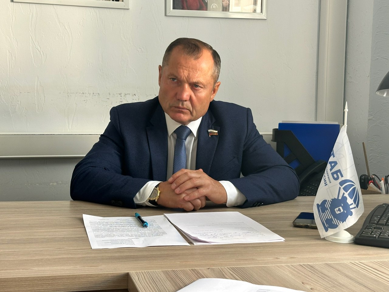 Губернатор выдвинул Игоря Мурога на должность сенатора от Рязанской облдумы Губернатор Рязанской области секретарь регионального отделения Единой России Павел Малков предложил кандидатуру Игоря Мурога на должность сенатора от областной Думы Об этом сообщается на сайте партии Член Совета Федерации назначается из числа депутатов облдумы Игорь Мурог был сенатором с 2024 года Сейчас он выдвинут рязанской Единой Россией на эту должность в связи с формированием нового состава облдумы По итогам выборов 12 14 сентября ЕР получила 37 мандатов в облдуме ЛДПР 2 КПРФ 1 Мурог шел на выборы по списку ЕР Кандидатуру Мурога на пост сенатора должен утвердить Генсовет ЕР и собственно облдума Как это было в прошлом году читайте на Vidsboku здесь Ранее Игорь Мурог возглавлял РГУ имени Есенина о его одиозной деятельности на этом посту читайте в сюжете материалов Vidsboku здесь