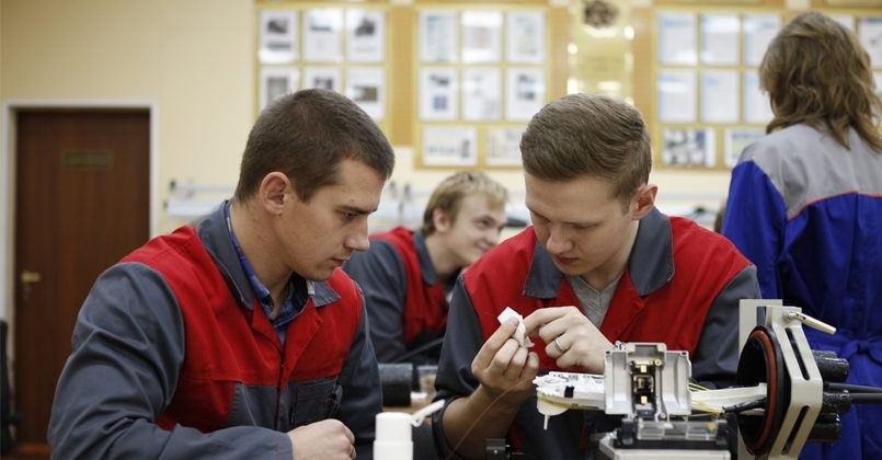 Россия и Беларусь в ближайшее время начнут реализовывать совместные инженерно-технические программы Министр науки и высшего образования РФ Валерий Фальков после встречи с премьер-министром Беларуси Александром Турчиным заявил, что в рамках сетевых образовательных проектов с выдачей двух дипломов будут задействованы ресурсы университетов обеих стран. Договорённости уже достигнуты с двумя вузами Казани и с МГТУ имени Баумана, который начнёт сотрудничество с тремя белорусскими университетами. «Хотим сделать новый шаг — объединить усилия через совокупность взаимоувязанных программ», — отметил Фальков.