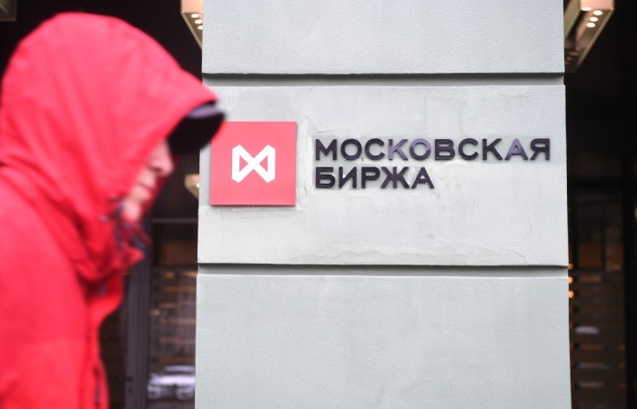 Объем торгов Мосбиржи в ноябре вырос на 19 6 год к году Совокупный объем торгов на рынках Московской биржи в ноябре 2025 года по сравнению с ноябрем 2024 года увеличился на 19 6 до 149 2 трлн рублей со 124 8 трлн рублей сообщается в пресс релизе биржи По сравнению с октябрем 2025 года объем торгов сократился на 13 6 со 172 6 трлн рублей ifax go