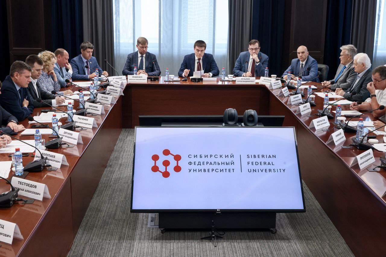 В Красноярском крае планируют создать две передовые инженерные школы. Одну из них – «Гибридные системы связи» – предполагается запустить на базе Сибирского федерального университета и Сибирского государственного университета науки и технологий им. Решетнёва. Также с инициативой в области недропользования выступил Заполярный государственный университет им. Федоровского. Напомним, президент Владимир Путин обозначил в качестве одной из национальных целей технологическое лидерство России. Одним из инструментов достижения этой цели должны стать передовые инженерные школы, которые будут готовить новое поколение специалистов. В стране уже создано 50 таких образовательных платформ. До 2030 года планируется открыть еще столько же.