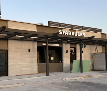 В Техасе открывается первая кофейня Starbucks, построенная 3D-принтером Первый Starbucks, построенный 3D-принтером, откроется в американском городе Браунсвилл, штат Техас. Это случится 28 апреля, сообщает Tom s Hardware. Для постройки здания использовали промышленный принтер Cobod BOD2. Проектом руководила немецкая компания Peri 3D Construction. Читать далее