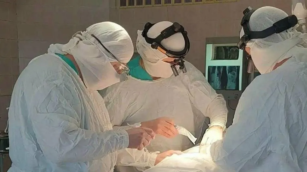 В ГДКБ 3 провели уникальную операцию на спинном мозге 9 летней девочке Врачи отделения нейрохирургии детской больницы в Нефтяниках успешно удалили у ребенка сложное объемное образование Чтобы добраться до опухоли хирурги применили ювелирную методику пластическую ламинэктомию Они временно извлекли фрагмент позвоночника а после удаления образования вернули кости на место и надежно их зафиксировали Операция была технически крайне сложной и опасной так как малейшая ошибка могла повредить нервные волокна Чтобы этого избежать медики использовали систему интраоперационного нейромониторинга Сложнейшее вмешательство длилось около трех часов и завершилось полной победой врачей Сейчас маленькая пациентка уже выписана домой и чувствует себя хорошо браво омским врачам НОВОСТИ В МАХ ПОДПИСАТЬСЯ
