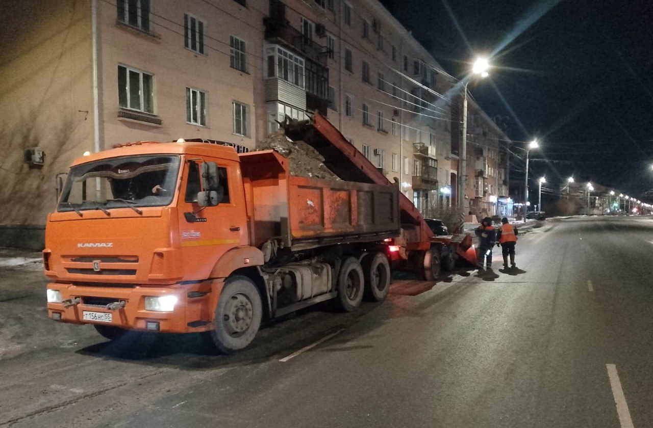 Несмотря на относительно теплую погоду, бригады Управления дорожного хозяйства и благоустройства продолжают вывоз снега с городских улиц. За выходные убрали порядка 2 500 кубометров снежной массы. Сегодня вывоз производится с улиц: Красный Путь, Масленникова, Володарского, Орджоникидзе, Герцена, Маршала Жукова, Карла Маркса. Также продолжается удаление наледи с дорог, мостов и путепроводов. В графике на понедельник следующие адреса: Мельничная, Лукашевича, Туполева, Вокзальная, Демьяна Бедного, Карбышева, Черлакский тракт и др.