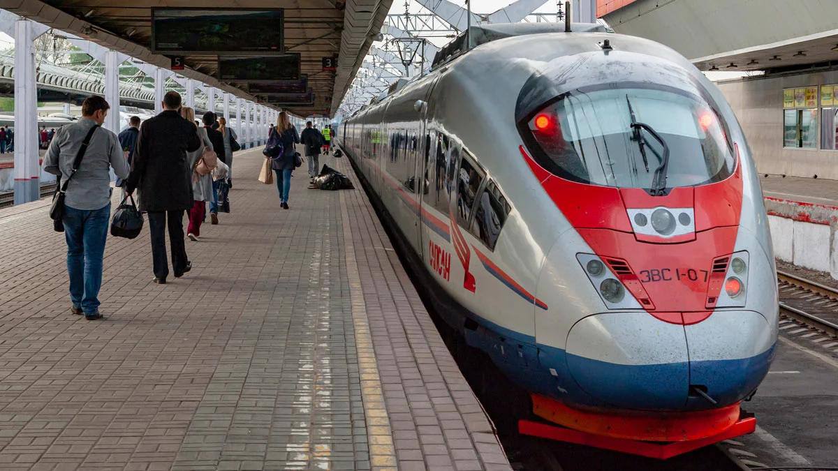 РЖД добавили места в «Сапсанах» на 27 и 28 июля между Санкт-Петербургом и Москвой из-за отмены самолетов в Пулково. Билеты уже в продаже.