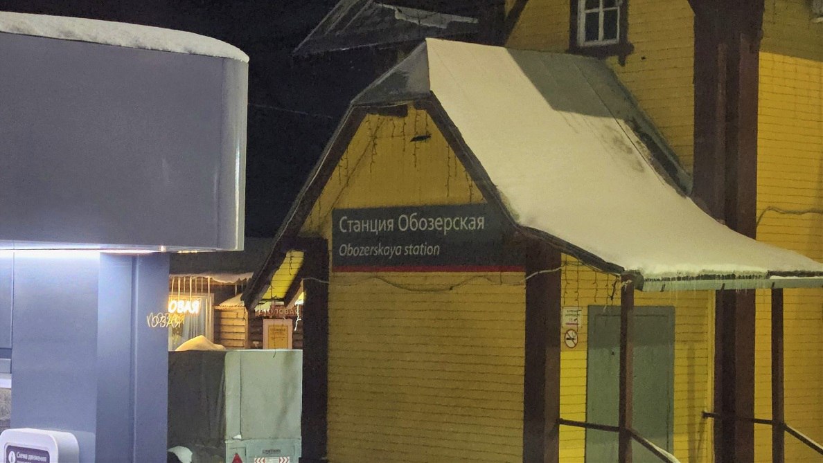 У вечернего поезда Обозерская Архангельск на несколько дней изменится расписание У пригородного поезда 6524 Обозерская Архангельск 23 февраля 5 9 марта изменится расписание время отправления сдвинется на 1 час 50 минут с 17 11 на 19 01 прибытия на 1 час 53 минуты с 20 25 на 22 18 Как отметили в СЖД также изменится время остановок на промежуточных станциях