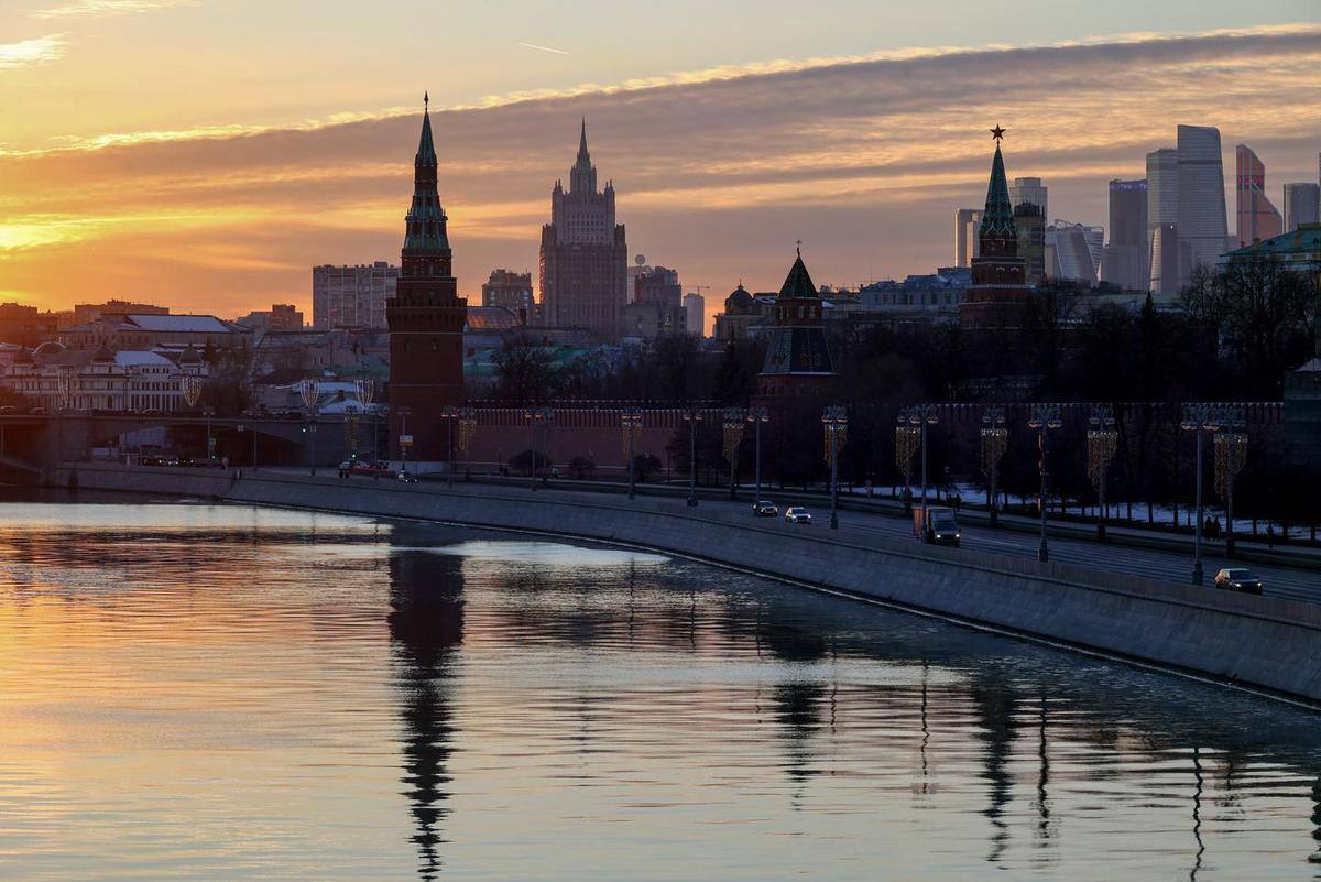 Москва признана лучшим городом для летнего отпуска с детьми Средняя стоимость ночи в отеле или апартаментах — 7330 рублей. Это дешевле, чем в Калининграде 8635 рублей и Петербурге 8950 рублей . Самым популярным регионом для путешествия москвичей с детьми оказался Краснодарский край. Туда семьи едут в среднем на 8 дней, бронируя поездку за 124 дня до вылета. Москва также вошла в топ-3 самых бронируемых направлений лета и заняла 5,4% от всех летних бронирований. Фото: Вечерняя Москва