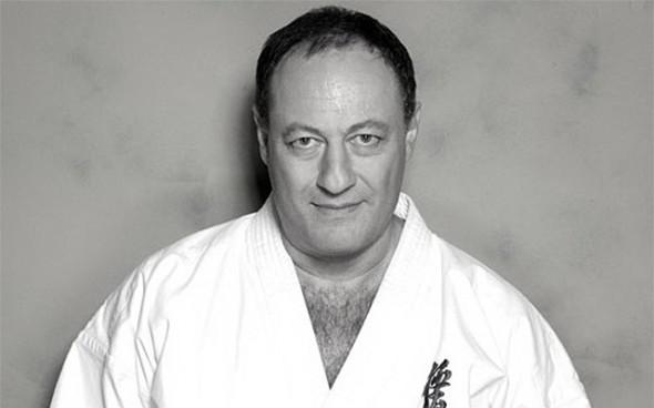 Английская газета The Guardian не самая желтая пишет что нехорошо известный богач Владимир Слуцкер оказывается умер еще в сентябре в женевском хосписе от рака Считалось что к тому моменту он был полностью разорен Однако выяснилось что у покойника таки есть имущество в 217 млн и теперь его наследники должны отдать по суду 25 млн бывшей жене не менее скандально известной Ольге Слуцкер Что то подсказывает что этот хитрый Слуцкер может быть и не умер А скрылся от кредиторов жен и прочей неприятной ему публики Чем известен условно покойный Владимир Слуцкер   Посадил делового партнера Алексея Козлова Который жена теперь уже бывший муж как бы журналистки Ольги Романовой из запрещенной Руси сидящей Потом долго гонял Романову в судах Догнал в Лондонском высоком суде где ее обязали выплатить пострадавшему от клеветы с диффамацией Слуцкеру 110 тыс и возместить издержки   Основал Израильский еврейский конгресс Был недолго президентом Европейского еврейского конгресса и Российского еврейского конгресса   Преследовал и посадил журналиста Олега Лурье Когда Слуцкер исчез из РФ суд пересмотрел дело и за отсутствием доказательной базы оправдал Лурье   Увлекся каббалой сектантское учение из Израиля Сменил имя на Моше Шломо Из за увлечения этим еврейским колдовством рассорился с женой и потерял на этом много денег а также нервов Раскрутил в России платные курсы формата каббала для гоев всех чистая инфоцыганщина   Имел 4 дан по карате кекушин Основал с товарищами международную бойцовскую организацию World Fighting Kyokushin Organization WFKO   Тщательно скрывал размеры состояния и прятал деньги задолго до того как это стало мейнстримом Предполагалось что он все таки миллиардер с капиталом не менее 6 млрд   Был сенатором РФ от Чувашии Выступал с законопроектами о регулировании Интернета применение к текстам в сети требований достаточно жесткого еще тогда Закона о СМИ А также с идеей заставить мигрантов сдавать экзамен по русскому языку поручив прием экзамена не пойми кому Что конечно позволило чиновникам годами брать взятки