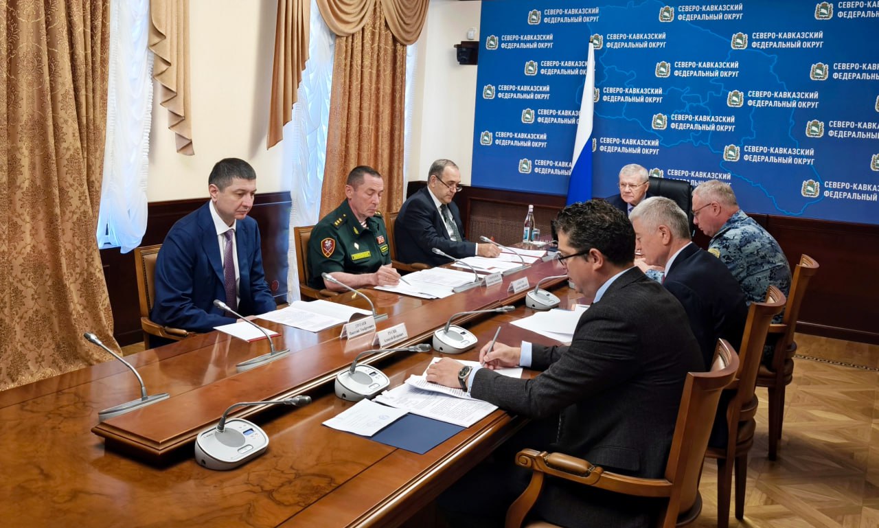 Полномочный представитель Президента Российской Федерации в Северо-Кавказском федеральном округе Юрий Чайка провел очередное заседание координационного совещания по вопросам безопасности, противодействия коррупции и обеспечения правопорядка в Северо-Кавказском федеральном округе. Были обсуждены вопросы реализации профилактических мер, направленных на выявление и устранение причин и условий, способствующих радикализации лиц, содержащихся в пенитенциарных учреждениях в регионах СКФО, а также результаты работы правоохранительных органов по противодействию нарушениям в миграционной сфере. В рассмотрении вопросов повестки дня приняли участие главы субъектов округа, начальник ГУ МВД России по СКФО Сергей Бачурин, командующий Северо-Кавказским ордена Жукова округом войск национальной гвардии РФ Владимир Спиридонов, председатель Совета начальников органов ФСБ России в СКФО - начальник Управления ФСБ России по Ставропольскому краю Олег Усов, руководитель Межрегионального управления Росфинмониторинга по СКФО Алексей Русин и другие приглашенные. Открывая заседание, Юрий Чайка подчеркнул, что с учетом географического положения и этноконфессионального разнообразия Северный Кавказ остается вероятной мишенью для значительной активизации подрывной деятельности иностранных спецслужб и других деструктивных сил, направленной на разжигание очага напряженности и дестабилизацию обстановки в округе. В связи с этим необходимо принимать исчерпывающие меры по профилактике и недопущению любых противоправных действий, осуществлять системный мониторинг и всесторонний анализ ситуации, совершенствовать систему взаимодействия и координации совместной деятельности. По итогам совещания Юрий Чайка дал конкретные поручения.