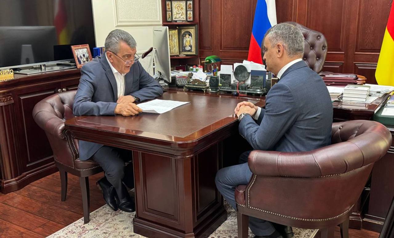 Глава РСО – Алания Сергей Меняйло провел рабочую встречу с министром ЖКХ, топлива и энергетики республики Тимуром Караевым. Речь шла о начислении оплатыза воду, потребленную на полив приусадебных участков. Сергей Меняйло дал поручение не начислять населению республики «поливочные» до момента, пока обрабатываемые площади не будут перерассчитаны корректно – с тем, чтобы люди понимали, за что они платят cучетом реально существующих поливочных площадей. Одновременно с этой работой до 1 января 2026 года будет разработанарегиональная программа установки приборов учетов за счет средств Водоканала для льготной категории населения. Подробнее читайте на нашем сайте. #alaniagov #севернаяосетия #алания #главарсоа