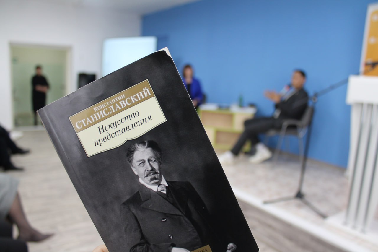 Школы и колледжи Красноярского края приглашают создавать литературные клубы В регионе уже действуют более 50 Наиболее активные участники получают возможность познакомиться с известными деятелями культуры кино и телевидения Например в ноябре для учащихся Агинской школы 2 прошла творческая встреча с лектором Общества Знание чтецом аудиокниг Рустамом Багизовым рассказала директор филиала Общества Знание в Красноярском крае Ирина Багдасарьян 25 самых активных клубов по итогам полугодий получат брендированную продукцию от Российского общества Знание включая наборы художественной литературы Больше оперативной информации в МАХ