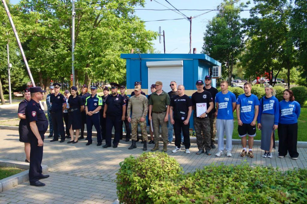 В Артеме полицейские поблагодарили дружинников за содействие в охране общественного порядка Около мемориала воинам, погибшим в годы Великой Отечественной войны, прошел общегородской инструктаж нарядов, заступающих на службупо охране общественного порядка и обеспечению безопасности дорожного движения на территории Артемовского городского округа На мероприятии присутствовали сотрудники патрульно-постовых нарядов, участковые уполномоченные полиции, сотрудники Росгвардии, представители добровольных народных дружин, а также члены молодежного объединения «Молодая гвардия». Готовность нарядов к несению службы, внешний вид и экипировку проверил временно исполняющий обязанности заместителя начальника полиции отдела МВД России по городу Артему Николай Петрошенко. Приветствуя участников мероприятия, майор полиции выразил уверенность в том, что поставленные задачи будут выполнены качественно, пожелал успехов в деятельности на благо общества. Он нацелил полицейских и общественников, заступающих на охрану общественного порядка, на вежливое отношение к гражданам, неукоснительное соблюдение законности и порядка. За активное участие в обеспечении охраны общественного порядка и общественной безопасности на территории Артемовского городского округа, оказание помощи в выявлении и пресечении административных правонарушений вручены благодарственные письма командиру добровольной народной дружины «Ратник» Вячеславу Ермоленко и командиру «Народная дружина «Русская община» имени Якова Степченко» Денису Ситдикову. Правами главы УМВД Приморья отмечена работа представителя добровольной народной дружины имени капитана милиции Вячеслава Власова Дмитрия Чечетка. Вручая благодарности, Николай Петрошенко отметил, что с начала года при активном содействии народных дружинников раскрыто два преступления, выявлено и пресечено 38 административных правонарушений. После завершения торжественной части проведен инструктаж личного состава, доведена оперативная обстановка на территории округа, ориентировки по розыску подозреваемых в совершении преступлений, а также похищенных вещей. Записав полученную информацию, сотрудники полиции и общественники отправились на маршруты патрулирования охранять покой жителей Артемовского городского округа.