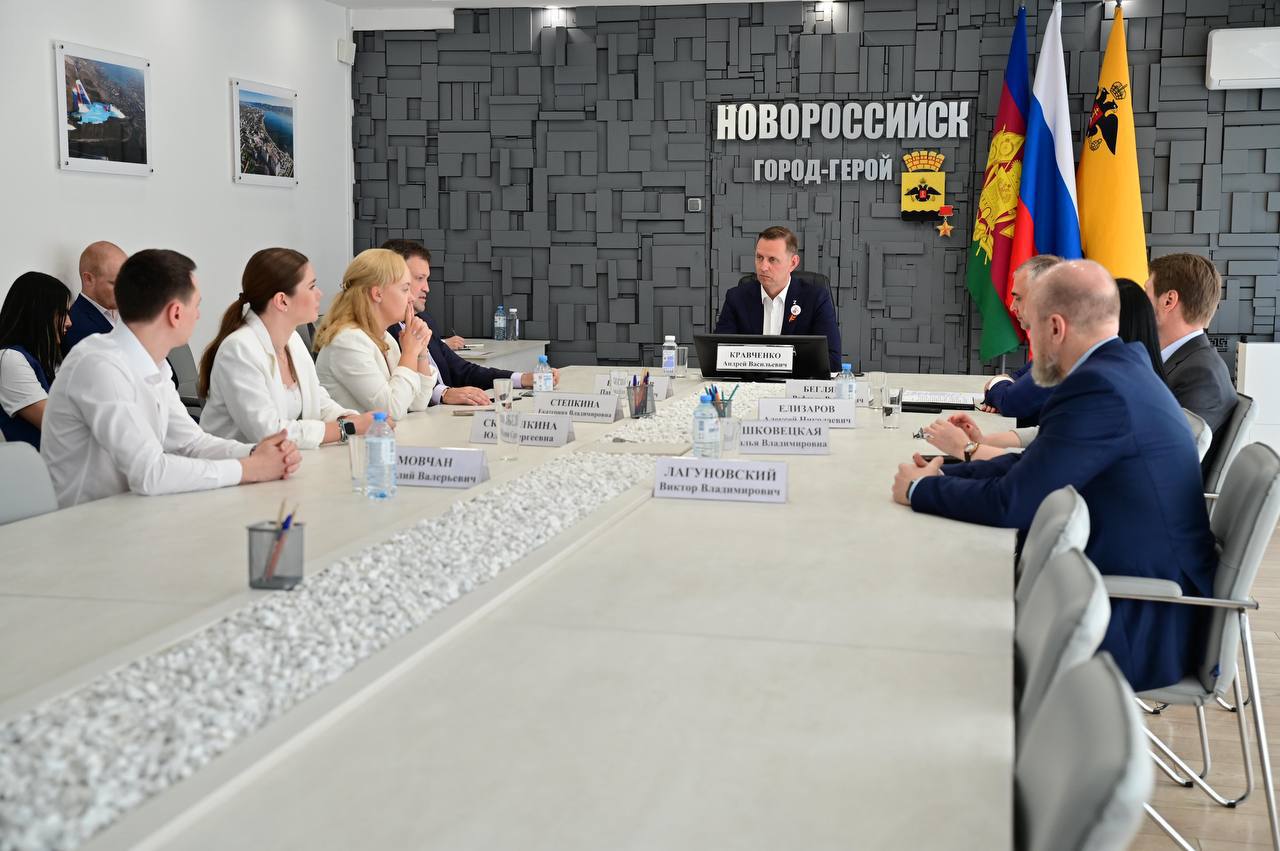 Встретился с представителями ППК «РЭО», руководителями компаний «Южный региональный оператор», «Терра-Н» и «Эко-Юг». Обсудили планы на летний период и деятельность нового регионального оператора. Компания «Эко-Юг» завершает свою работу. Совсем скоро, после утверждения тарифа на оказание услуг, приступит к вывозу твердых коммунальных отходов ООО «Южный региональный оператор». С потоком гостей в Новороссийск ожидаемо возрастет количество отходов, требующих своевременной утилизации. Детально рассматриваем вопрос обеспечения санитарного порядка в городе-героя в летний сезон. Учитывая прошлые недочеты, разработана дорожная карта, включающая выполнение первостепенных задач: увеличение числа мусоровозов и специализированной техники, изменение ежедневных городских и сельских маршрутов. На сегодняшний день новый регоператор уже приобрел 22 мусороуборочные машины, еще планируется закупка 40 единиц техники. Работа мусорного полигона увеличена на два часа. Разработан и утвержден новый проект его реконструкции. 28 мая на Терра-Н в рамках первого этапа начинается строительство новой емкости под размещение отходов. Далее планируется модернизация сортировочного комплекса, создание линии компостирования, системы сбора и очистки фильтрата. Это позволит значительно уменьшить объемы мусора и сделать чище прилегающие территории. Работы завершатся к концу года. После реконструкции рассматривается вопрос круглосуточного режима работы Терра-Н.