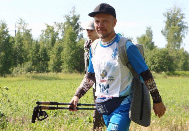 Сотку за сутки Пеший марафон «100 километров за 24 часа» провели в Тогучинском районе Новосибирской области. Из 120 участников финишную черту пересекли только самые стойкие – 47 человек. Среди них сотрудник лицея № 22 «Надежда Сибири» Денис Донской. Это не первая его попытка одолеть такой марафон. Но тогда не дошёл до финиша всего 13 километров: «В этот раз первые 50 километров дались относительно легко, но после 57-го начались настоящие испытания: ночная темнота, холод, туман и размокшая от росы дорога. Особенно тяжело пришлось между 2 и 4 часами ночи, но к рассвету состояние улучшилось, и последние километры оказались проще». Встань и иди! Вести Новосибирск