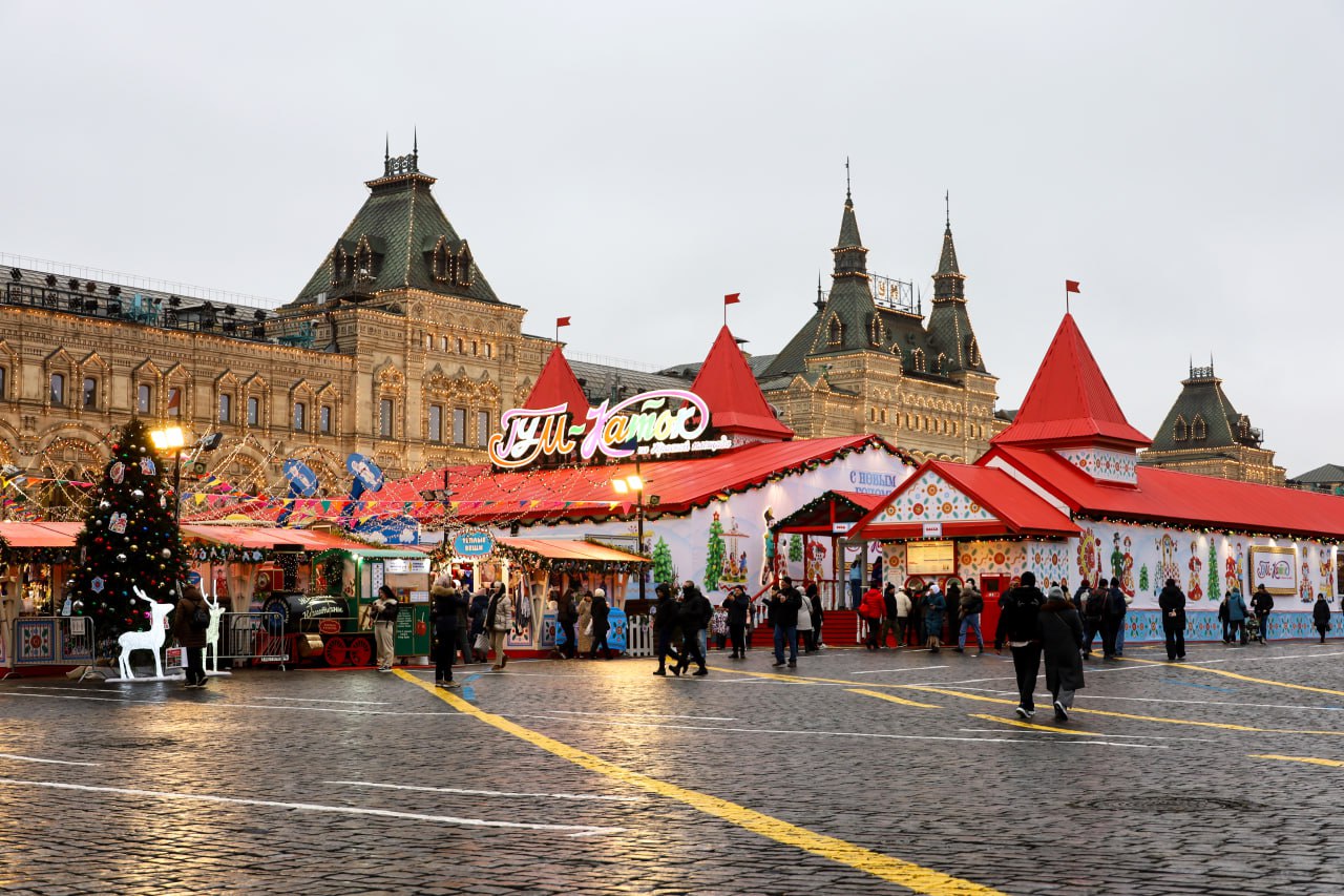 В Главном управлении МВД России по Москве сообщили о перекрытии Красной площади на новогоднюю ночь с вечера 31 декабря Красная площадь будет закрыта с 18 00 часов 31 декабря 2025 года до 10 00 часов 1 января 2026 года ГУМ каток работает в соответствии со своим расписанием Фото Олег Елков ТАСС interfaxonline