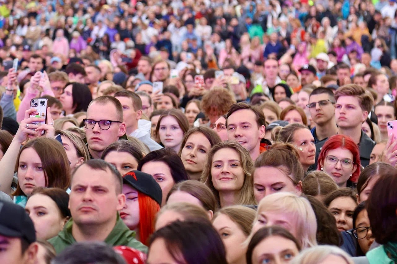 VK Fest в Петербурге пройдет 4 и 5 июля 2026 года Билеты на фестивальные дни уже доступны на цифровой платформе MAX а с 29 октября они появятся на официальном сайте события В следующем году VK Fest охватит пять городов кроме Петербурга мероприятия пройдут в Москве и Сириусе Остальные площадки станут известны позднее VK Fest 2025 года состоялся в Петербурге Москве Сириусе в Казани и Челябинске За полтора месяца событие посетили 205 тысяч гостей Оно вошло в Книгу рекордов России по количеству выступающих артистов Фото Павел Гофман Город Подпишись на Город