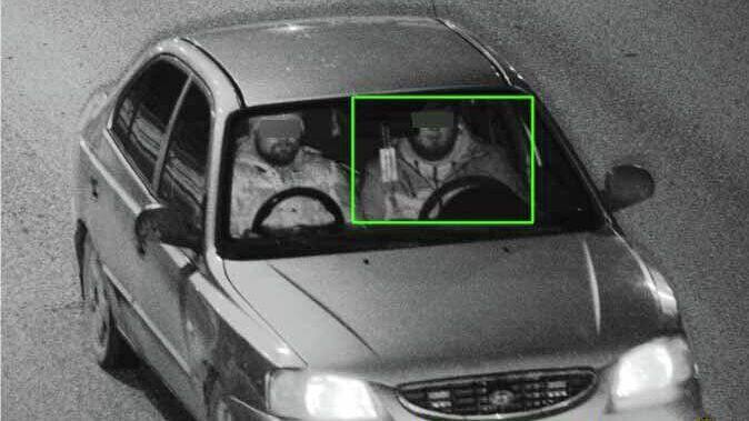 Два креативщика из Омска попытались сломать систему машина одна а водителя два Система ответила сколько водителей столько и штрафов Слева на фото парень с игрушечным рулем Просчитались только в одном не пристегнулись и получили по штрафу VL Pro NEWS подпишись это интересно