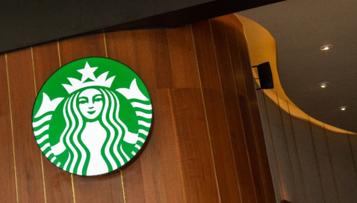 Starbucks продал долю китайского бизнеса Boyu Capital за 4 млрд Starbucks заявила что продаст контроль над бизнесом в Китае инвестиционной компании Boyu Capital за 4 млрд В соответствии с соглашением Boyu и Starbucks будут управлять совместным предприятием Boyu будет принадлежать до 60 акций Starbucks сохранит 40 и продолжит владеть брендом Starbucks и лицензировать его для новой компании В настоящее время Starbucks управляет 8 тыс кофеен в Китае Их число планируется увеличить до 20 тыс Штаб квартира совместного предприятия останется в Шанхае Новости Китая ЭКД