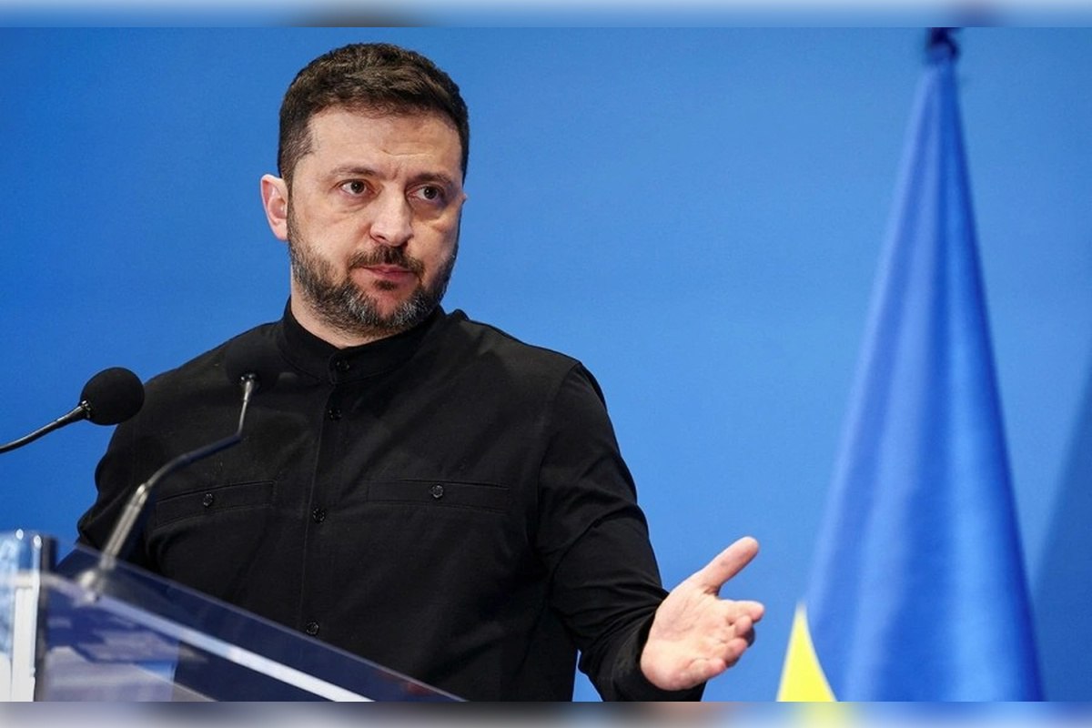 Зеленский считает украинцев за рабов – журналист Карлсон Американский журналист Такер Карлсон считает, что Владимир Зеленский равнодушен к своему народу. По словам репортера, президент Украины не считает их за людей и отправляет на смерть как рабов. Журналист отметил, что Зеленский ведет себя с украинцами будто они его собственность. По его словам, в ВСУ забирают всех подряд, в том числе людей с особенностями развития.