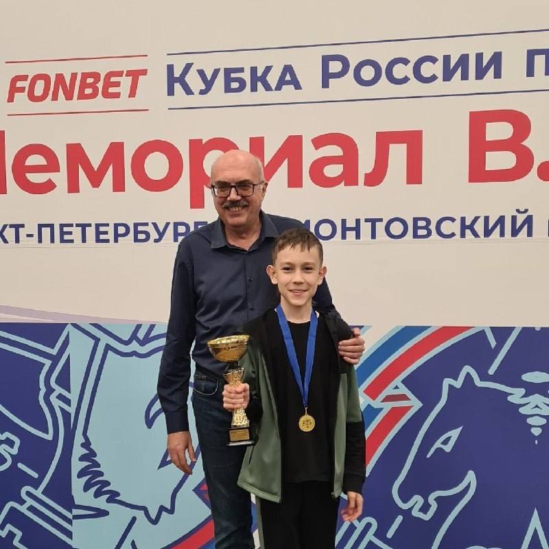 Ученик школы 58 стал победителем этапа детского Кубка России по шахматам Соревнования проходили в Санкт Петербурге и собрали сильнейших в возрастной категории до 15 лет Всего за награды боролись 86 юных шахматистов Победителем стал Дамир Саттаров Юный гроссмейстер учится в нашей школе 58 Это первое золото на этапе детского Кубка России в копилке нашего города ранее куряне становились призёрами Дамир провел девять партий и показал на турнире лучший результат среди ребят до 13 лет в условиях серьезной конкуренции в городе на Неве Уверен что успехи Дамира станут вдохновением для многих ребят увлеченных шахматами Хочу отметить усилия тренера шахматиста и его родителей благодаря которым он смог достичь высоких результатов Желаю юному спортсмену дальнейших побед и новых достижений Подписывайтесь SKotlyarovKursk