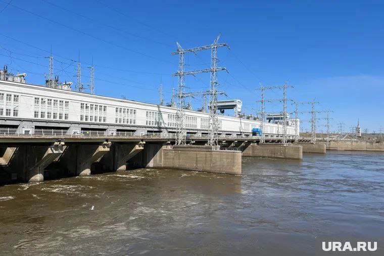 Пермь и Краснокамск могут оказаться под угрозой подтопления в связи с увеличением сбросов воды через Камскую ГЭС. По прогнозу специалистов, вероятность затопления низинных участков сохраняется в первой половине следующей недели. «В ближайшие дни в реках региона возможны как подъем, так и спад уровней воды. Затопление пониженных участков поймы сохранится местами в реках Кама, Вишера, Колва, Косьва. Под угрозой подтоплений находятся Пермь и Краснокамск», — сообщает ГУ МЧС России по Пермскому краю в своем telegram-канале. По информации МЧС, к возникновению неблагоприятной гидрологической ситуации привело увеличение холостых сбросов через плотину Камской ГЭС. На Воткинском водохранилище возможно повышение уровней воды до неблагоприятных отметок. Источник ЧП Пермь Прислать новость