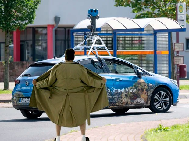 Аргентинец отсудил у Google $12 500 ~1 млн рублей за то, что голый попал на камеру Street View В обнаженном образе мужик был запечатлен в 2017 году, когда голышом бродил во дворе своего дома. Его фото разлетелось по местным СМИ, соседи и коллеги начали его троллить. Дело дошло до суда. Сначала иск был отклонен , т.к. «мужчина сам виноват, что разгуливал в неподобающих условиях по саду своего дома», однако в конце концов любитель нудизма добился того, чтобы этот случай признали «вторжением в частную жизнь». Теперь вы знаете, что делать, если вдруг увидите машину Google Street View.