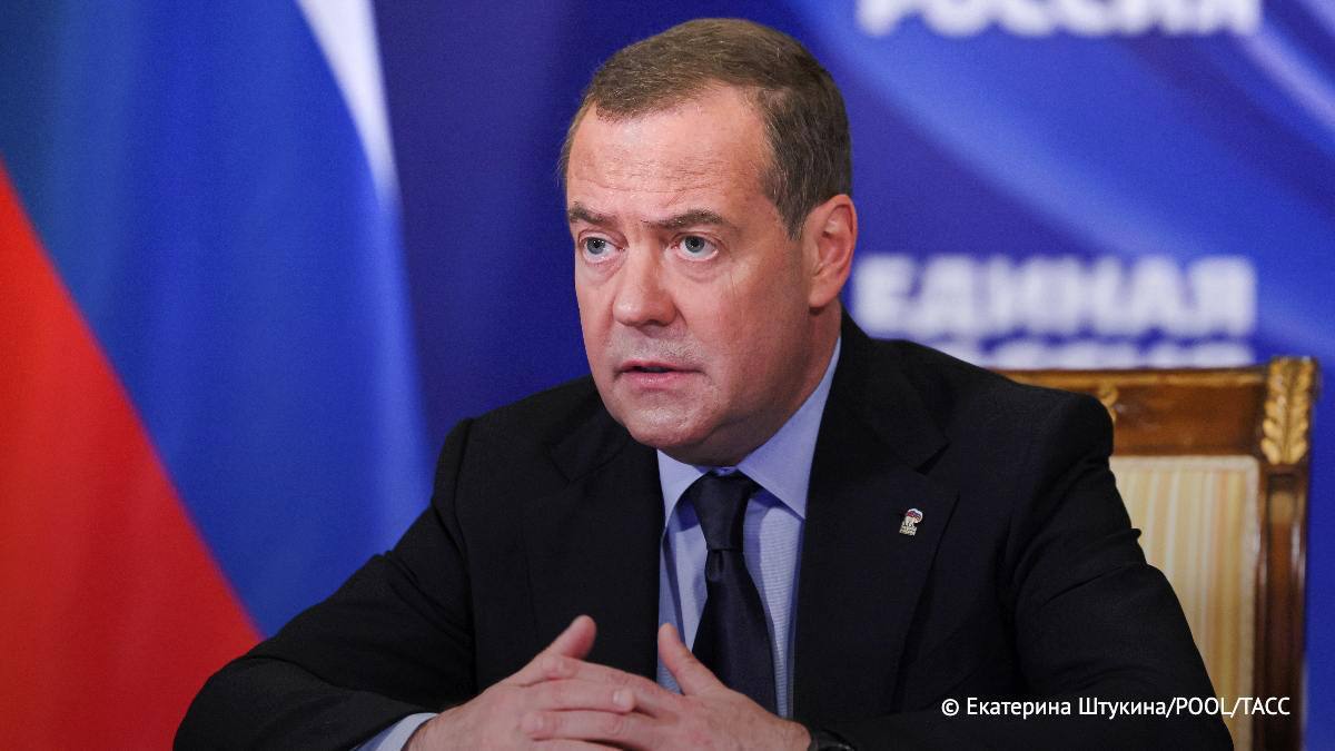 В случае отказа от мира Украину ждет путь к безоговорочной капитуляции, отметил Медведев.