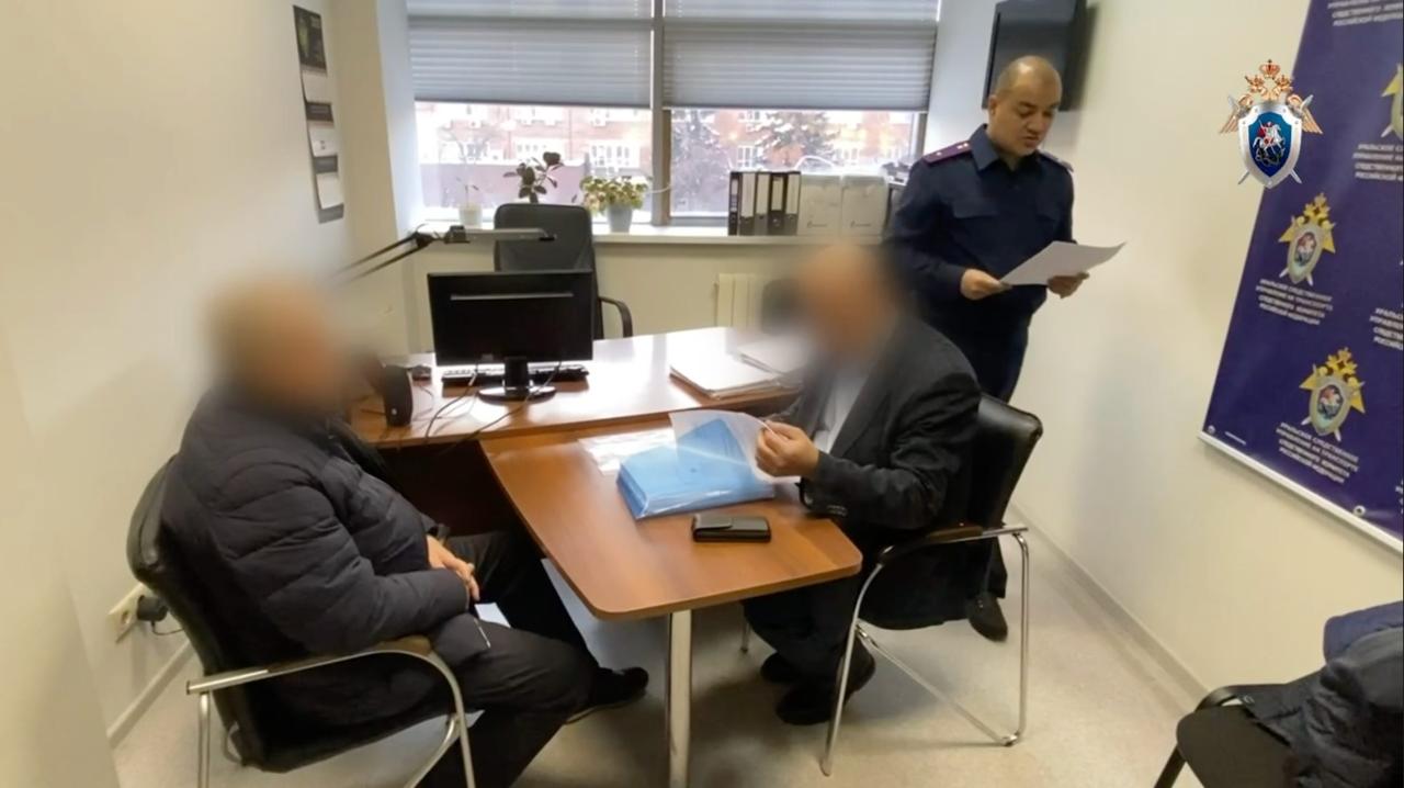 Экс главу Уральского управления воздушного транспорта заподозрили в растрате В Екатеринбурге возбудили уголовное дело в отношении бывшего руководителя Уральского межрегионального территориального управления воздушного транспорта Александра Шулепова Об этом сообщили в пресс службе Центральном межрегиональном следственном управлении на транспорте Следственного комитета России По данным следствия дело расследуют по статьям о злоупотреблении должностными полномочиями и растрате в особо крупном размере ч 1 ст 285 и ч 4 ст 160 УК РФ Следователи считают что в 2023 2025 годах экс чиновник издавал необоснованные приказы о начислении повышенных премий отдельным сотрудникам Часть выплаченных средств по версии СК сотрудники передавали Шулепову В результате из фонда оплаты труда неправомерно получили более 3 млн рублей Александр Шулепов занимал пост с 2006 по 2025 год В декабре прошлого года приказом Минтранса его освободили от должности скриншот из видео Центрального МСУТ СК России