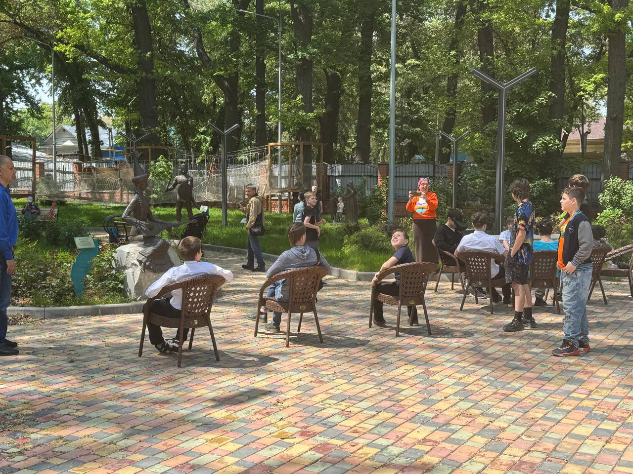 Русский дом в Алматы оказал поддержку проведению 1 мая мастер-класса преподавателя Академии гражданской авиации Владислава Барышева по управлению БПЛА. Занятие проходило с участием воспитанников Воскресной школы на территории собора в честь Казанской иконы Божией Матери. Дети познакомились с устройством дрона, прошли тренировку на симуляторе и понаблюдали за трюками настоящего пилота.