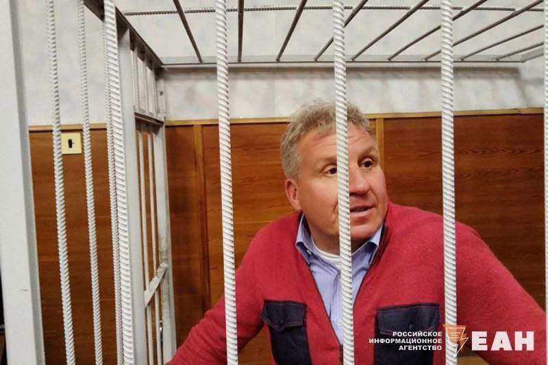 Акции национализированных структур Корпорации СТС так и не перешли государству Несмотря на решение суда и аресты топ менеджеров В ЕГРЮЛ по прежнему значатся прежние частные учредители связанные с уральскими бизнесменами Артемом Биковым и Алексеем Бобровым Эта задержка выглядит странно активы других компаний национализированных ранее переходили государству гораздо быстрее в течение нескольких дней Обычный процесс регистрации изменений занимает около недели Напомним имущество Корпорации СТС одного из крупнейших игроков на рынке теплоснабжения Урала и Западной Сибири было обращено в доход государства 10 октября Генеральная прокуратура утверждала что при приватизации энергетических активов были допущены нарушения Параллельно расследуется уголовное дело о мошенничестве в котором обвиняются топ менеджеры корпорации EanNews