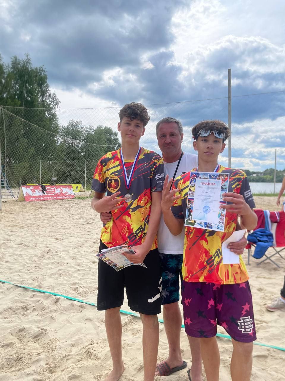 Сегодня на спортивной базе «Динамо» имени Николая Родионова состоялся Чемпионат Касимовского муниципального округа по пляжному волейболу среди мужчин и женщин. Соревнования проходили по парам, которые боролись за звание лучших в этом виде спорта. Так выглядит пьедестал почёта среди женщин: 1 место - Галина Зенина/ Людмила Коновалова; 2 место - Дарья Вилкова/ Елизавета Демкина; 3 место - Яна Шемякина/ Варвара Кошкина. Среди мужчин места распределились следующим образом: 1 место - Денис Отрадных/Владимир Коновалов; 2 место - Иван Мартынов/Илья Балакин; 3 место - Михаил Зенин/ Андрей Бульин. Спасибо всем за активное участие! Выражаем благодарность Сергею Киселёву за предоставление площадок для проведения соревнований. Желаем всем успехов и крепкого здоровья! #КасимовскийМуниципальныйОкруг
