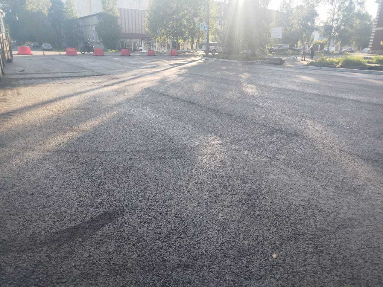 В Архангельске продолжается ремонт дорог На пр. Новгородский от ул. Воскресенская до ул. Свободы идет устройство покрытия проезжей части. Завершается ремонт спусков к набережной на ул. К. Либкнехта и ул. Воскресенской, а также улицы Краснофлотской. Всего в 2025 году ремонт, строительство либо расширение запланировано на 24-х объектах дорожной инфраструктуры. Полный список можно посмотреть здесь clck.ru/3Lm64n.