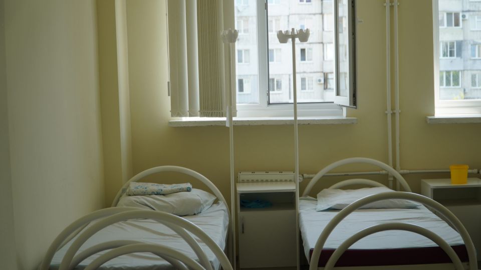 Мать и шестилетний сын находятся в тяжёлом состоянии после нападения в Симферополе Вторник 2 декабря Крым 24 Состояние 37 летней женщины и ее шестилетнего сына пострадавших после нападения в Симферополе оценивается как тяжелое но стабильное Об этом корреспонденту Крым 24 сообщили в пресс службе Минздрава Республики Крым Трагедия произошла ночью 2 декабря в одном из частных домов в переулке Русский 27 летний мужчина жестоко расправился с 12 летним племянником нанеся ему удары кухонным топориком Он также пытался убить другого своего племянника которому 6 лет и его 37 летнюю маму Им удалось спастись благодаря активному сопротивлению и своевременной помощи родственника который находился вместе с пострадавшими в момент нападения В министерстве сообщили что женщину доставили в Симферо Подробнее