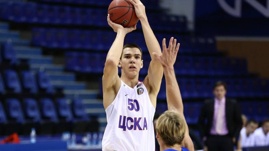 24-летний воронежский баскетболист станет игроком NBA в команде «Майами Хит» Клуб подпишет Владислава Голдина несмотря на то, что в драфте Национальной баскетбольной ассоциации 2025 года его не выбрала ни одна команда. Двустороннее соглашение предполагает, что игрок будет выступать за «Хит» в Летней лиге и готовиться к регулярному сезону. В нём Голдин сможет провести 50 из 82 матчей. Если игрок хорошо проявит себя, «Майами Хит» подпишут полноценный договор. С 2013-го по 2016-й Голдин занимался в воронежской СДЮСШОР №9. После Владислав переехал в Москву, где в 2017 году его заметил баскетбольный клуб ЦСКА. Подписаться Прислать новость
