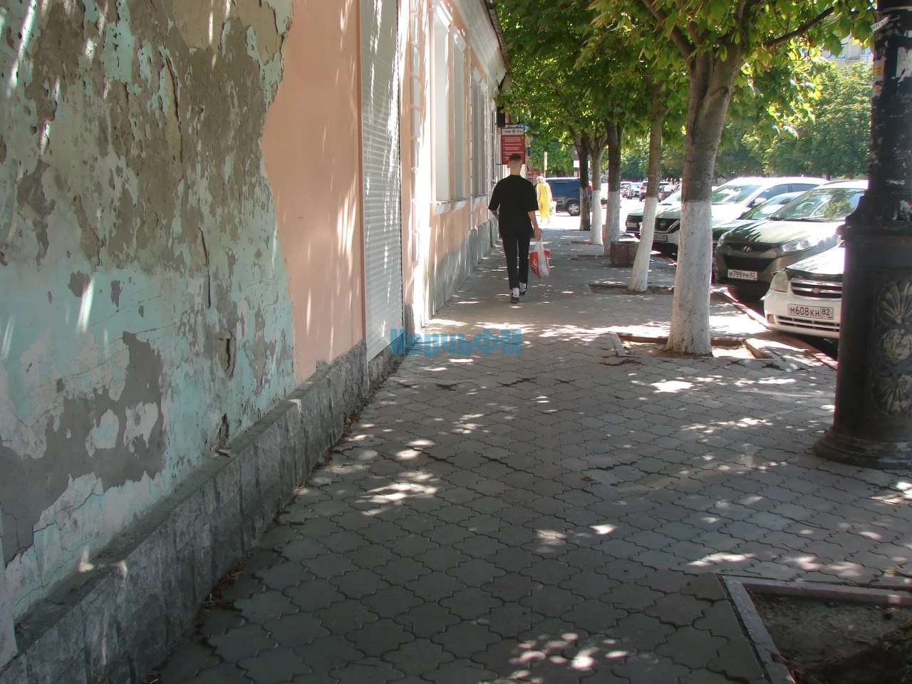 На улицах Козлова и Пролетарской в Керчи сделают новые тротуары Ремонт пешеходных зон на центральных улицах города - Козлова и Пролетарской- проведут за счет средств, выделенных Керчи по инициативе Главы Крыма Сергея Аксенова. Будет подобрана цветовая гамма тротуарной плитки, заменены бордюры, над ливневками отремонтируют решетки, проведут установку новых приствольников деревьев. Не оставят без внимания и примыкающие пешеходные дорожки. «Необходимость в ремонте тротуаров на этих улицах назревала давно. Плитка во многих местах просела... подробнее