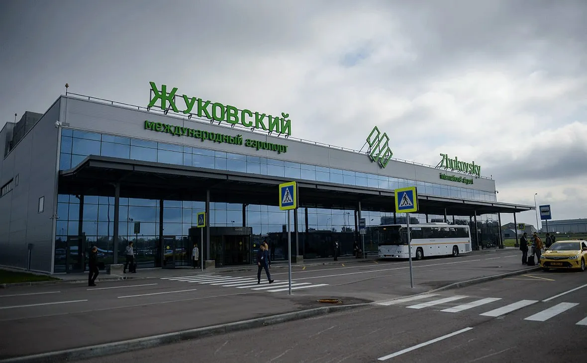Пассажирский терминал аэропорта Жуковский будет расширен на 1600 квадратных метров изменения затронут зону прилета международных рейсов рассказал генеральный директор воздушной гавани Александр Сенин Он напомнил что программа реновации аэропорта реализуется со второй половины 2024 года работы по расширению и обновлению внешнего вида терминала будут завершены до конца третьего квартала текущего года moscow on air