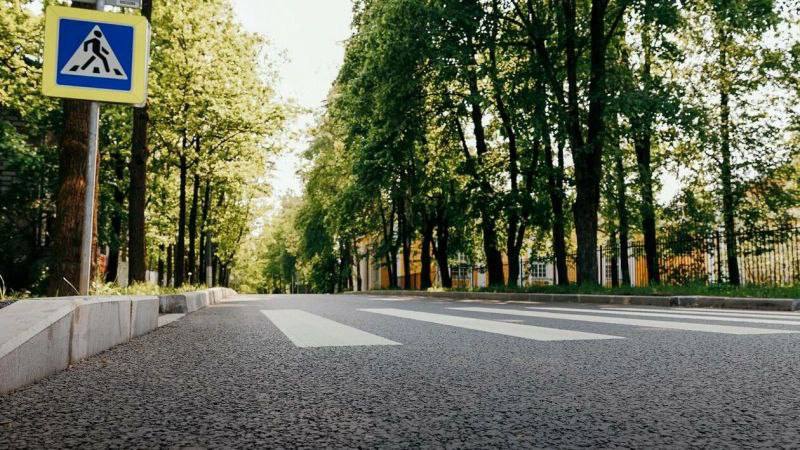 В Санкт-Петербурге завершили ремонт трёх городских улиц Завершён ремонт трёх улиц — улицы Яблочкова, Манежной улицы в Ломоносове и Владимирского проспекта. В этом году в программу ремонта дорог включено порядка 90 адресов – чтобы движение по Петербургу стало комфортнее для водителей и пешеходов.