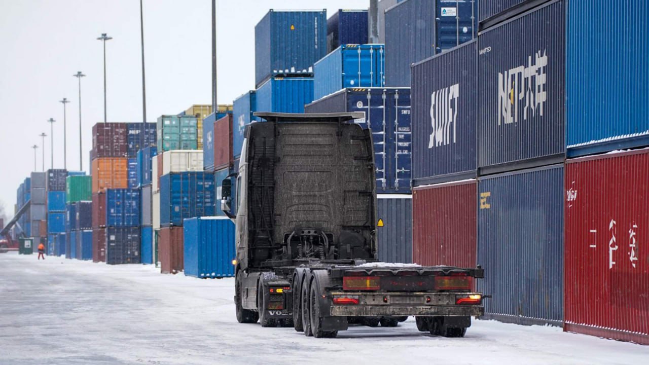 Правительство России внесло в Госдуму законопроект в котором предлагается продлить механизм параллельного импорта до конца 2026 года Это обеспечит насыщение российского рынка необходимыми социально значимыми товарами следует из документа В случае принятия закон вступит в силу с 1 января 2026 года jkinvest news jkinvest