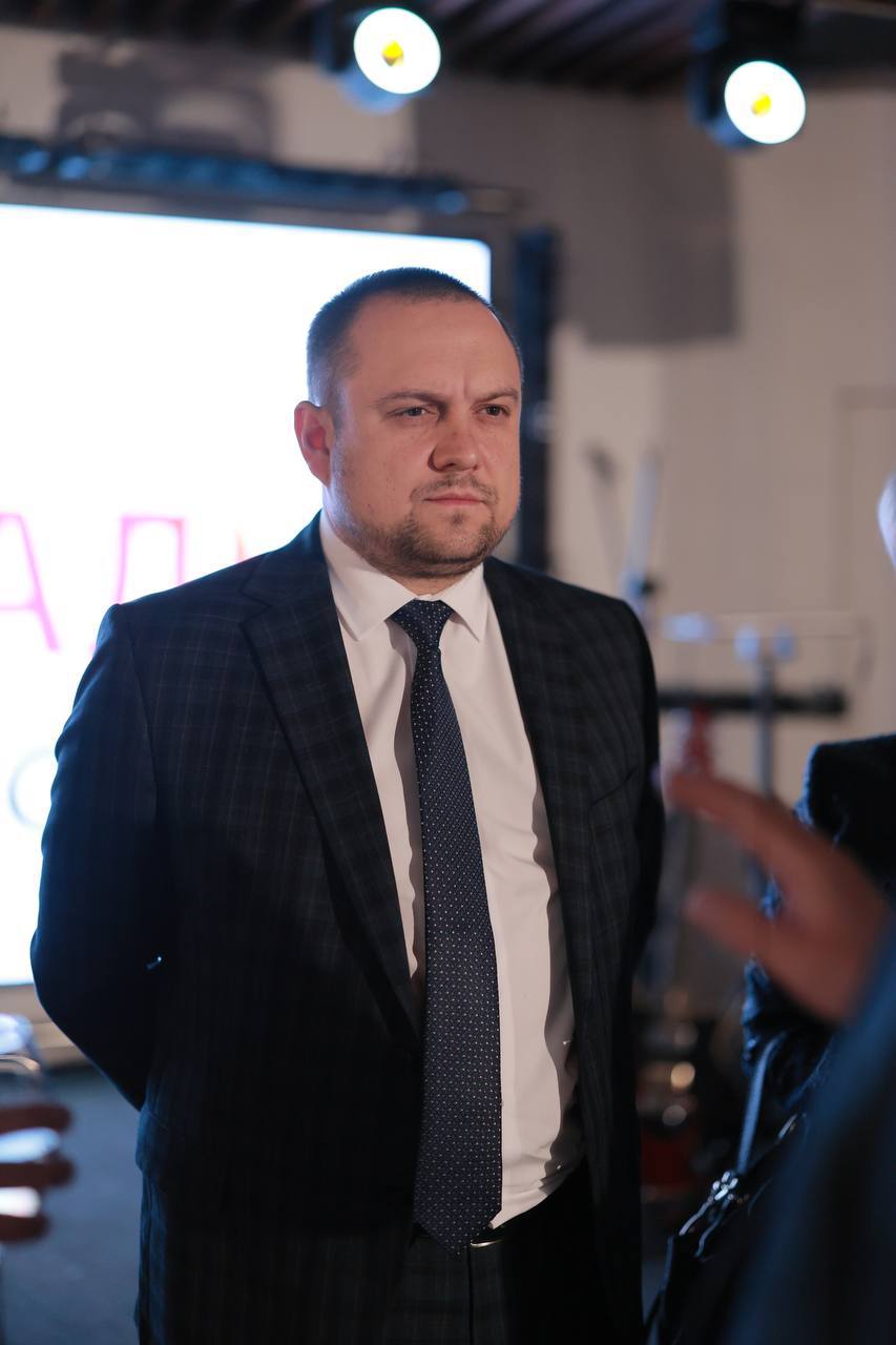 К делу о снятии кандидатов СРЗП с воронежских выборов хотят привлечь генпрокурора Игоря Краснова Об этом «Площади» рассказал лидер воронежских справедливороссов Артем Рымарь. Ему и медиабизнесмену Дмитрию Кухаренко было отказано в регистрации на выборы в гордуму. Депутат гордумы назвал решение избиркома «беспрецедентным нарушением избирательных прав». «Основанием для отказа в регистрации мне и Кухаренко послужили неточности в представленных документах. Смею предположить, что эти неточности вполне могли появиться искусственно, учитывая «сомнительный шлейф» вокруг ТИК Центрального района. Однако Закон предусматривает возможность исправления подобных недостатков и своевременного уведомления о них кандидатов, но нас не уведомляли и у нас такой возможности не было. Насколько мне известно, сейчас решается вопрос об обращении Председателя СРЗП Сергея Миронова к Генеральному прокурору РФ Игорю Краснову с просьбой проверить действия комиссии на предмет уголовно-наказуемого деяния. Планируется запрос и в ЦИК РФ. Ситуация по Воронежу на контроле в федеральном центре. На этих выборах, в отношении кандидатов от «Справедливой России» оказывается очень жесткое давление. Искусственно инициируются судебные тяжбы об оспаривании выдвижения партийных списков, а теперь, внаглую, беспредельно, отказывают в регистрации в мажоритарных округах ресурсным кандидатам. На днях, отказали в регистрации Дмитрию Швецову, теперь, вот, мне и Дмитрию Кухаренко. Как я понимаю, партия власти может вполне потерпеть фиаско на предстоящих выборах. И, если в районах области, имеется контроль над избирательным процессом, то в городе его точно нет. Поэтому, результат может быть непредсказуемым. А поскольку «Справедливая Россия» сумела мобилизовать максимальное количество сильных кандидатов, из-за этого шансы на хороший результат у нас значительно возрастают. Вот и бьют со всех сторон, подло и нечестно, конкурентной борьбы боятся. В адрес меня и моей семьи вылилось огромное количество грязи и лжи», - рассказал «Площади» Артем Рымарь. Подписывайся на «Площадь»