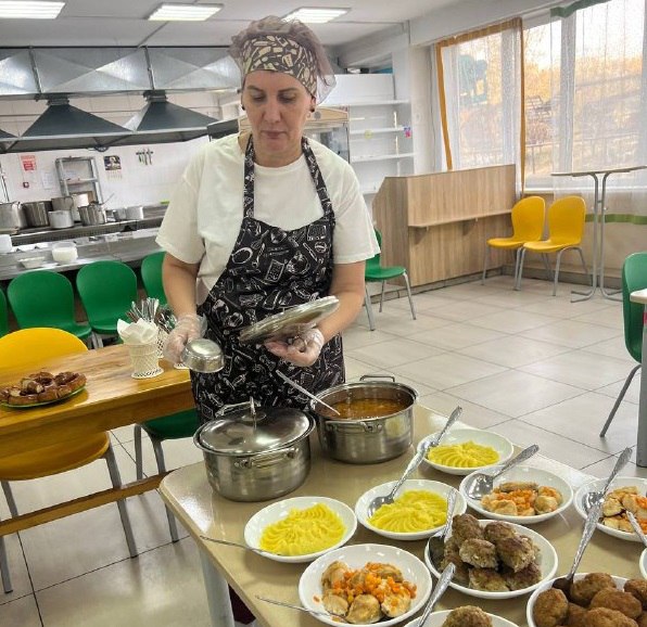 Вкуснее вкусного конкурс среди будущих и настоящих поваров региона пройдёт в рамках Русского форума в Чите Организатором испытаний выступают министерство экономического развития региона центр Мой бизнес Забайкалья а также Агентство по туризму Забайкальского края Среди поваров конкурс проводится по номинациям Русская каша душа наша Стряпня по русски Первый среди супов С пылу с жару Для начала нужно подать заявку а в случае одобрения оформить выставочное место на театральной площади и ждать кулинарных поединков рассказала министр экономического развития Забайкалья Жаргалма Бадмажапова Второй конкурс проводится уже для студентов Читинского торгово кулинарного училища Он пройдет на площадке учебного заведения В составе жюри будут повара таких известных заведений Читы как Абу Даби Атлантида Kovalev food От ребят потребуется приготовить блюда для номинаций Самый креативный подход Самый домашний Самый региональный Самый необычный вкус Кулинарный шедевр Ждем новых открытий добавила министр   Конкурс среди студентов пройдет 27 ноября среди поваров 28 ноября Тем кто желает принять участие в конкурсах нужно позвонить в Агентство по развитию туризма Забайкалья и узнать все правила подачи заявок Телефон 8 3022 21 81 56 Напомним обширная двухдневная программа Русского форума в Чите 27 28 ноября включает в себя масштабную научно практическую конференцию с участием ведущих федеральных экспертов Также в рамках мероприятия будет работать тематические площадки посвящённые русской культуре языку и другим ключевым элементам национального наследия в соответствии с задачами национального проекта Семья В рамках форума на театральной площади 28 ноября в 12 00 начнётся Фестиваль русской кухни с культурной программой и ярмаркой гастрономических сувениров где забайкальские производители представят свою продукцию мёд варенье кедровые орехи и многое другое   Подписывайтесь TG VK MAX