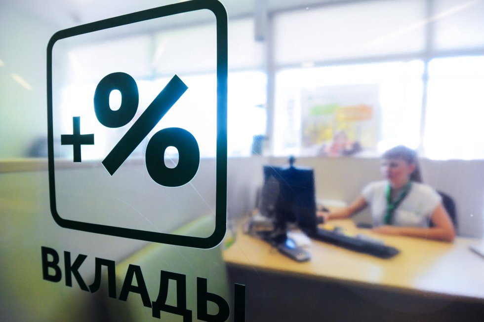 В России вновь задумались об отмене подоходного налога на трехлетние вклады. Теперь это предложение обретет форму не только дискуссий, но и законопроекта, который депутаты обещали внести в Госдуму уже в июне. Логика, как и в 2023-2024 годах, когда обсуждалось введение такой поддержки, довольно простая: доля "длинных" денег в общей структуре вкладов невелика, а давать понятные и долгосрочные ресурсы банкам нужно для кредитования структурных изменений отечественной экономики. Правда, текущие процентные ставки, как заодно и позиция минфина, оказались пока что не на стороне трехлетних вкладов. Фото: Алексей Сухоруков / РИА Новости
