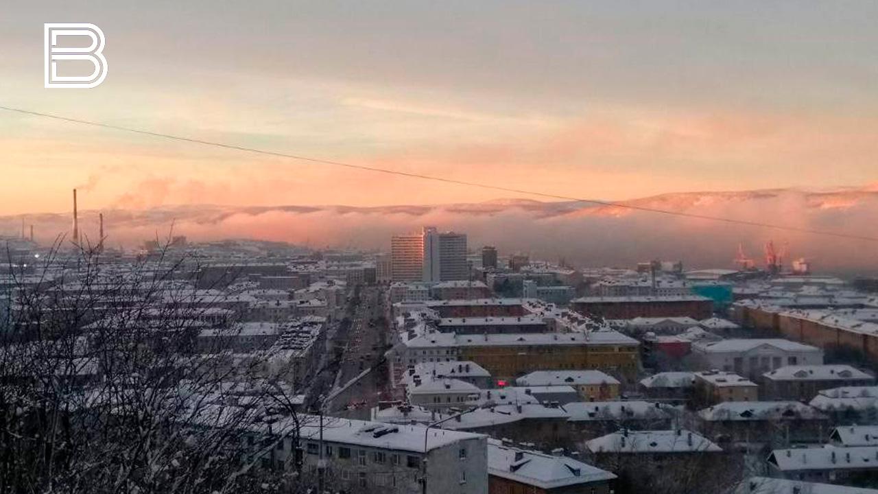 Андрей Чибис доложил Владимиру Путину о реализации программы газификации Мурманской области Губернатор обратился к президенту РФ с инициативой зафиксировать стоимость газа для промышленных потребителей в Мурманской области на уровне средней по Северо Западу Тему газификации затронули на личной встрече Андрея Чибиса с Владимиром Путиным в Кремле Губернатор Мурманской области поблагодарил главу государства за поддержку в данном вопросе и доложил что работа ведется в рамках установленных сроков Глава региона подчеркнул что помимо задачи обеспечения ухода от мазута и более дешевого тепла для северян принципиально важная задача перерабатывать то что добывается на территории На Петербургском международном газовом форуме мы подписали с Алексеем Борисовичем Миллером первую пятилетнюю программу газификации которая четко уже определяет этапы газопровода и какие котельные города предприятия мы подключаем Те сроки которые Вы обозначили как раз в марте на Международном арктическом форуме в рамках этих сроков работа ведется отметил Андрей Чибис Все самые важные новости Telegram MAX