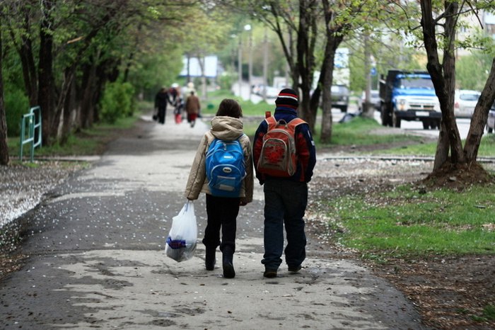 Свердловскую школу эвакуировали во время линейки  В Арамиле  эвакуировали школу № 4 из-за подозрительного предмета. Всех детей  вывели на улицу. На место приехали саперы. - Арамиль, школа № 4. С классных часов эвакуировали детей, так как нашли какой-то подозрительный объект, —пишет Telegram-канал «Злой Екатеринбург».