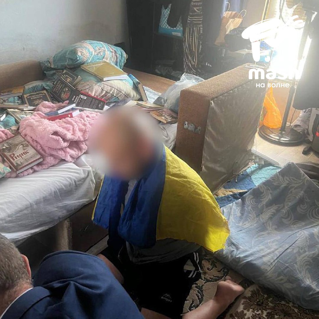 Двое пособников ВСУ планировали теракт на жд-путях в Сакском районе. 30-летние жители Сак и Евпатории подожгли релейный шкаф по указанию ГУР. С кураторами общались через мессенджер, там и получили все инструкции. Обоих задержали, они могут сесть на срок до 20 лет за теракт.