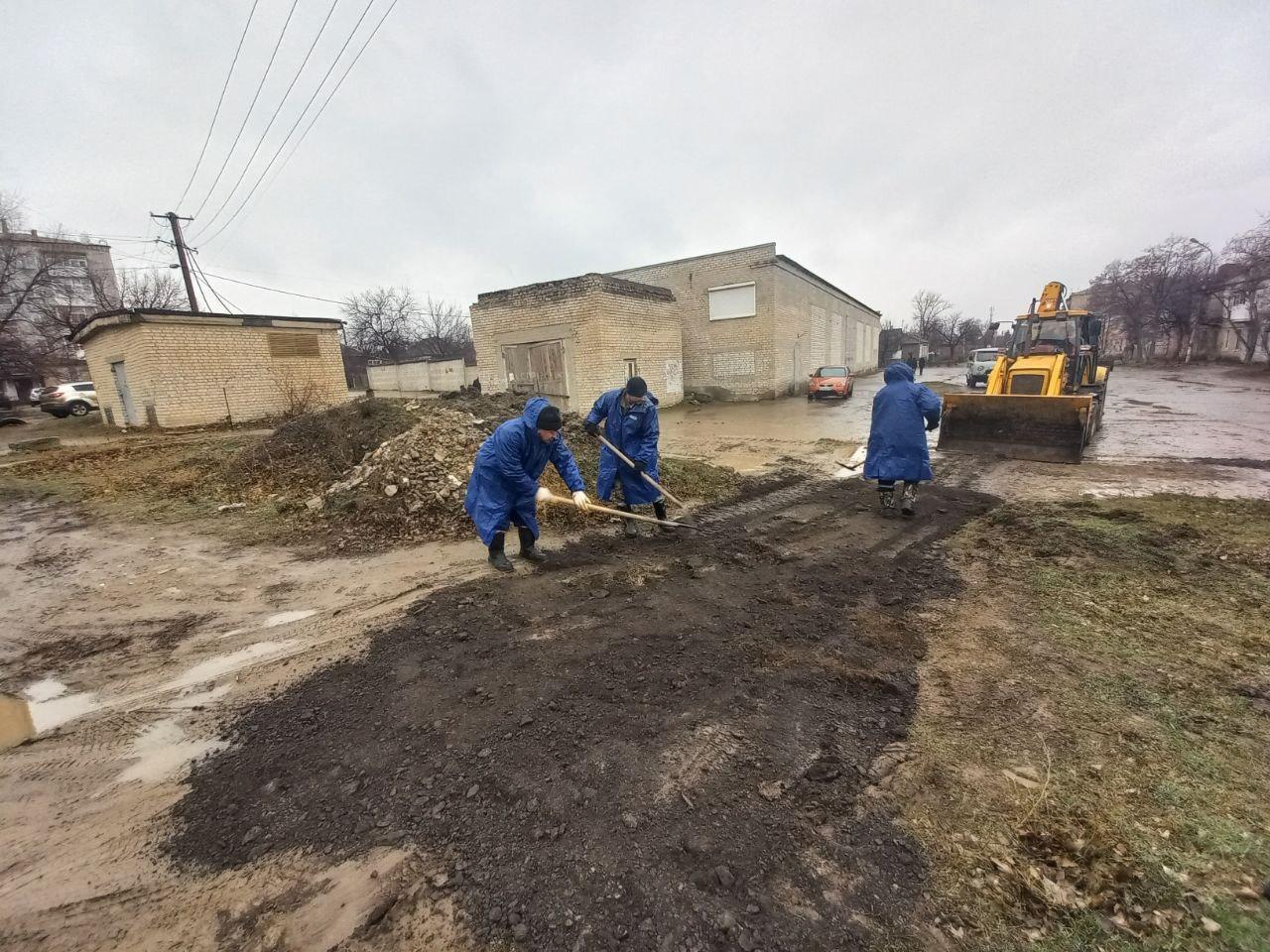 Ульяновские специалисты заменили инженерные коммуникации в Лутугино  Командированные специалисты УМУП «Городская теплосеть» продолжают ежедневные аварийно-восстановительные работы на территории Лутугинского муниципального округа. В городе Лутугино на улице Гагарина ремонтная бригада провела замену инженерных сетей. Для этого потребовалось провести раскопку, демонтировать изношенные сети, уложить защитный короб. После завершения ремонтных работ специалисты засыпали траншею и выполнили благоустройство территории.   -Наши специалисты восстановили работу инженерных сетей в Лутугино. Здесь потребовалась замена изношенных фрагментов сетей водоснабжения, электрики. Важно было не только восстановить их функциональность, но и позаботиться об эстетичности. Чтоб лутугинцам не пришлось смотреть на раскопки, - отметили специалисты УМУП "Городская теплосеть".