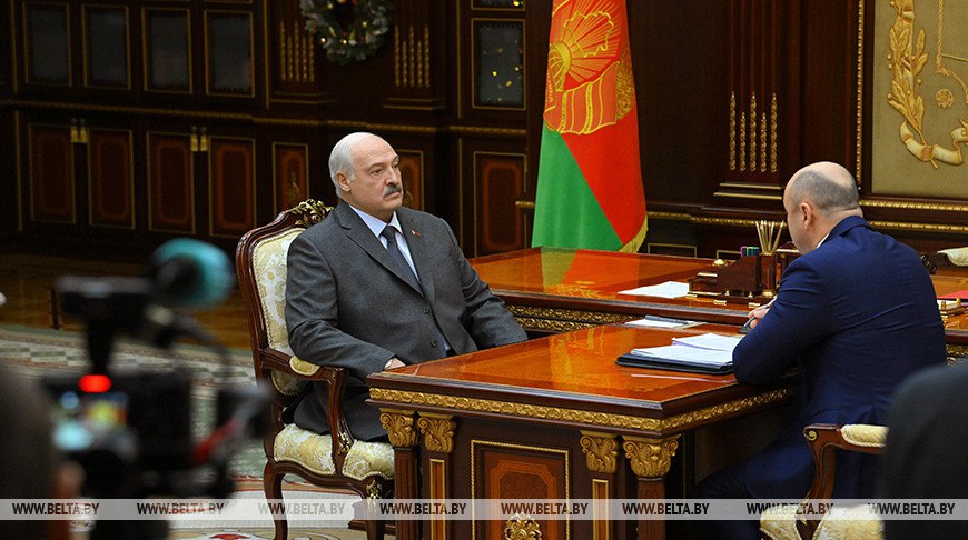 Лукашенко дал позитивную оценку развитию сотрудничества с Россией по итогам 2025 года Однако Президент заметил что несмотря на рост торговли намеченный план выполнен не в полной мере Об этом глава государства заявил принимая с докладом посла Беларуси в России Александра Рогожника Александр Лукашенко поинтересовался как продвигается работа в направлении создания совместно с Россией новых производств Это очень важно Мы много говорим сейчас о станкостроении Без него никакого развития быть не может А у нас есть эта тема Задел хороший школа есть компетенции сказал Президент Мы говорим об авиастроении многое многое и ВПК в том числе Что вы видите здесь какие недостатки Подробнее на vitvesti by Сайт TikTok VK Instagram YouTube ОК Стикерпак ВВ Чат бот