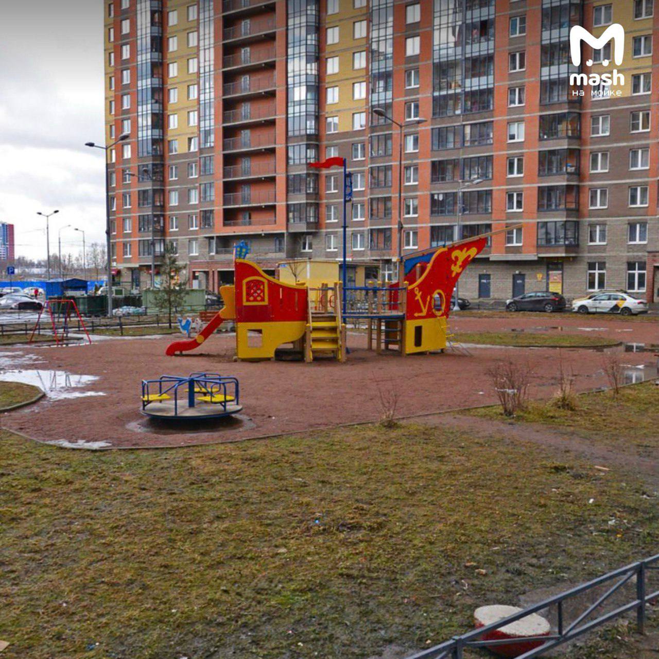 7 летнему мальчику оторвало половину пальца на качели в Парголово фаланга бедолаги попала в движущийся механизм когда тот гулял у дома на Заречной Накануне ребёнок решил потусить во дворе но видимо был не очень внимателен в итоге палец буквально засосало в карусель и оторвало половину Услышавшая душераздирающие крики прохожая подлетела к школьнику и вызвала скорую У мальчика было сильное кровотечение Предварительно врачи диагностировали неполную травматическую ампутацию второго пальца на правой руке на уровне средней фаланги Ребёнка госпитализировали в Педиатрический университет сейчас его состояние удовлетворительное