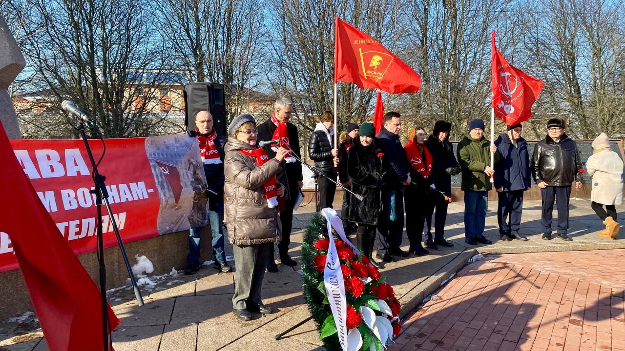 23 февраля в Калининграде на площади Маршала Василевского А. И. состоялся митинг, организованный коммунистами в честь 107-й годовщины создания Рабоче - Крестьянской Красной  Армии и Военно-Морского Флота. В мероприятии приняли участие более 100 человек, включая представителей КПРФ, ветеранов Вооруженных Сил и депутатов - коммунистов.  Выступила в ходе митинга, напомнив о боевых заслугах Красной армии, подчеркнув ее роль в победах над интервентами в Гражданской войне и в Великой Отечественной войне. Рассказала о работе, которую проводит Коммунистическая партия под руководством Г. А. Зюганова. Наша партия проводит огромную работу по поддержке фронта и регионов. Более 130 гуманитарных конвоев отправлены на Донбасс и сражающиеся регионы. Мы стремимся, чтобы дух Великой Победы и советского наследия передавался новым поколениям коммунистов и комсомольцев. Многие наши товарищи добровольно отправляются на фронт, и, к сожалению, 116 погибли, сражаясь против нацизма. Мы продолжаем заботиться о их семьях и чтим их память.  Первый секретарь Калининградского обкома КПРФ, руководитель фракции КПРФ в Законодательном Собрании региона Максим Буланов отметил, что после распада СССР система социальной защиты военнослужащих была практически уничтожена. Он подчеркнул, что КПРФ всегда выступала за поддержку Вооруженных Сил и против закрытия военных училищ. Буланов также призвал участников митинга активно участвовать в Народном референдуме, который проводится по всей стране и затрагивает важные для каждого жителя России вопросы.  На митинге также выступили председатель Союза советских офицеров Калининградской области Николай Гончаренко, председатель областной организации "Дети войны" Татьяна Туманкина, председатель Совета ветеранов Московского района Калининграда Евгений Ган и другие.  Мероприятие завершилось исполнением песни "Последний бой" и принятием резолюции, которую зачитал секретарь Калининградского обкома КПРФ Денис Гейчик.